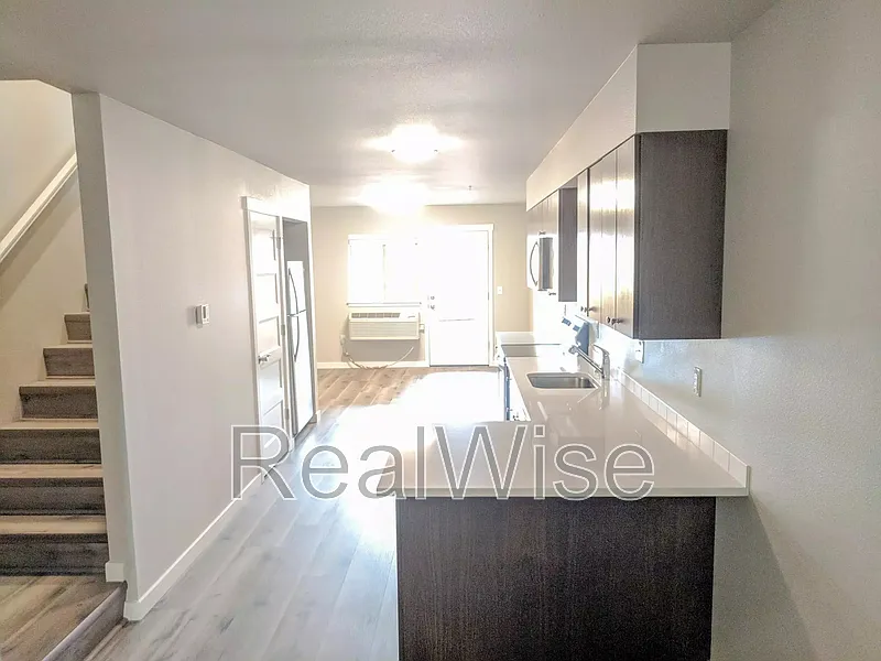 2 bed, 1.0 bath, 1011 sqft, $1,650 — Photo 3