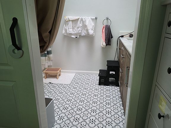 3rd image of 1572 Meadow Ln