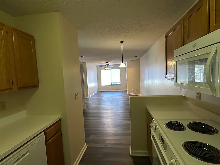 610 English Ct — Photo 9