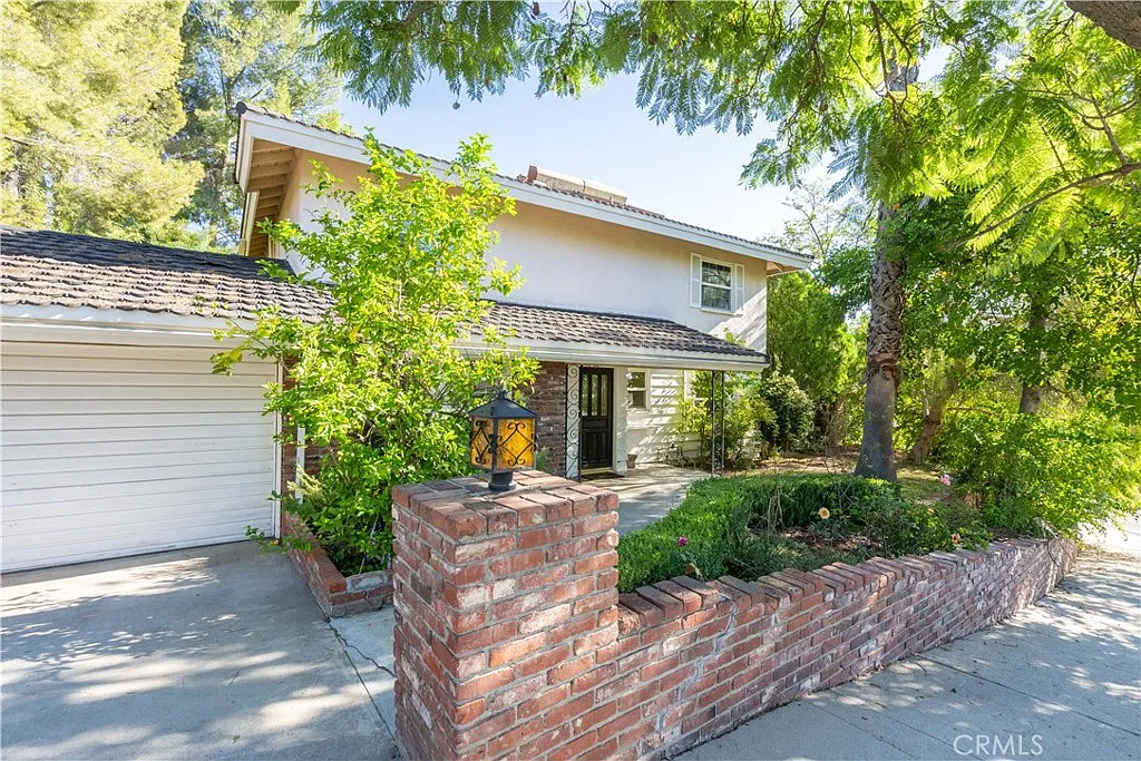4 bed, 2.5 bath, 2001 sqft, $5,300 — Photo 3