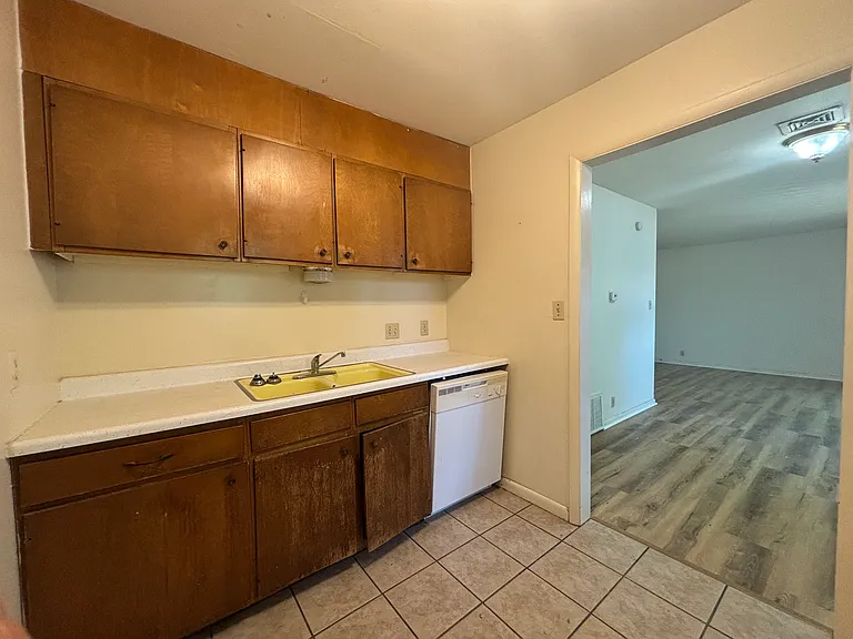 907 E 12th Ave #124 — Photo 4
