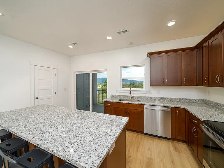 626 E 800 N — Photo 25