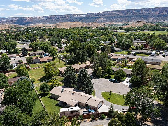2nd image of 586 Ravenwood Ln