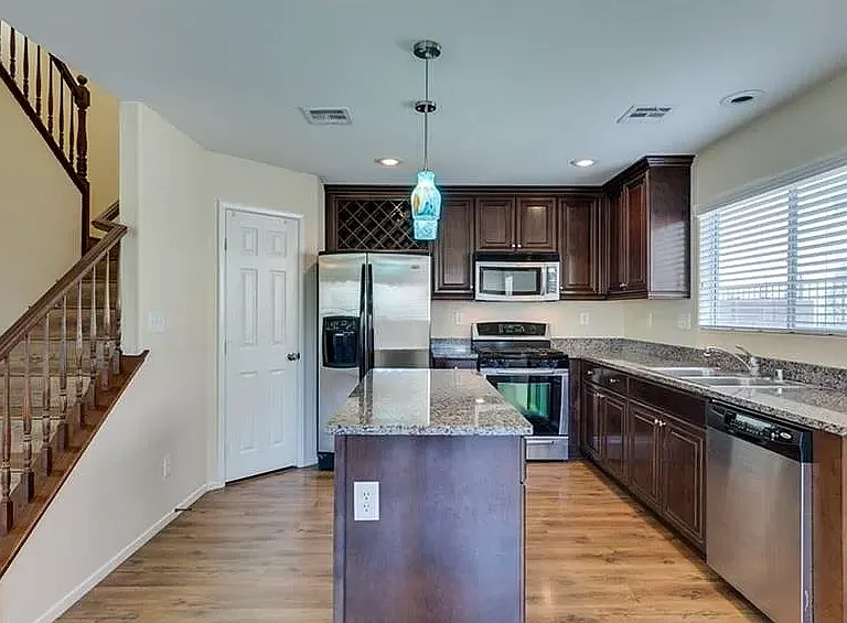 514 Brinkburn Point Ave — Photo 3