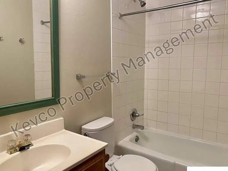 2805 Redwing Rd — Photo 6