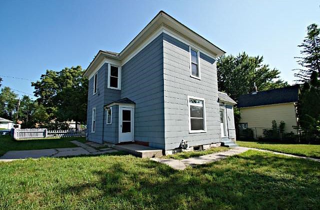 1st image of 806 25th Ave N