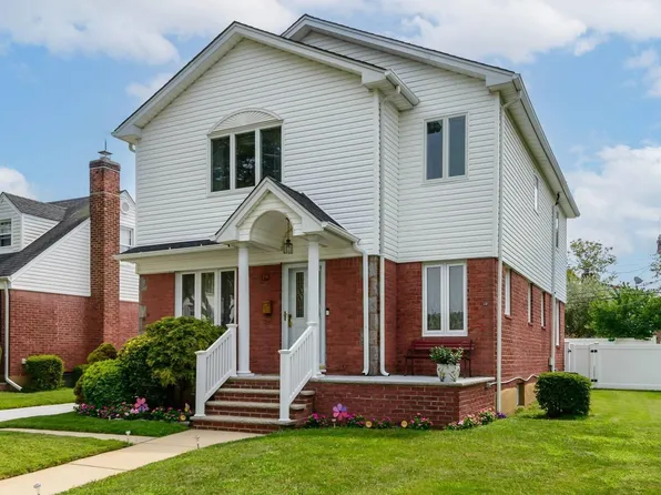 19 Maple Court, New Hyde Park, NY 11040