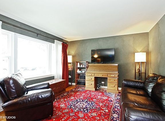 2nd image of 902 Robinhood Ln