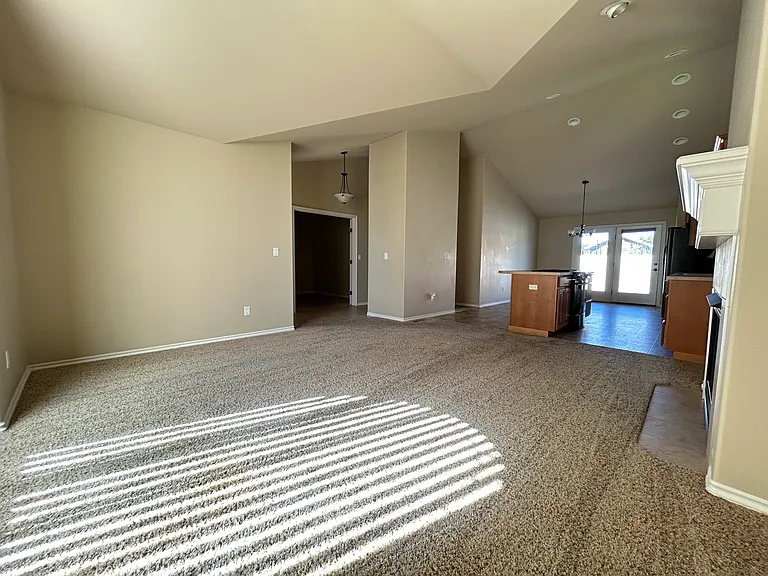 1018 S 88th Ave — Photo 2