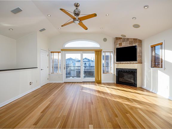 Upper Level Living Room w/gas fireplace