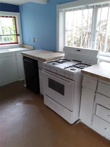 2 bed, 1.0 bath, 925 sqft, $1,050 — Photo 2