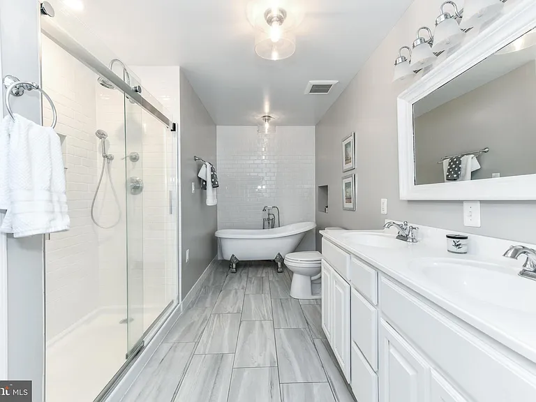 14 Oak Ln — Photo 32