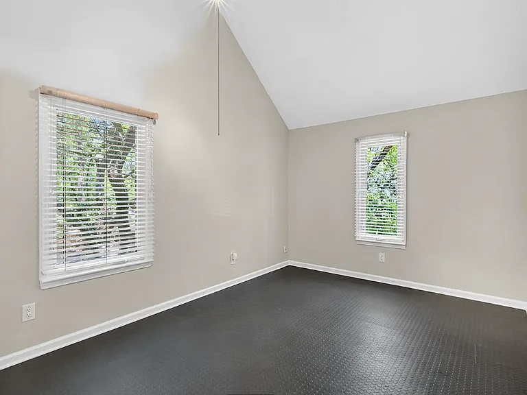 2101 Woodlawn Ave — Photo 14