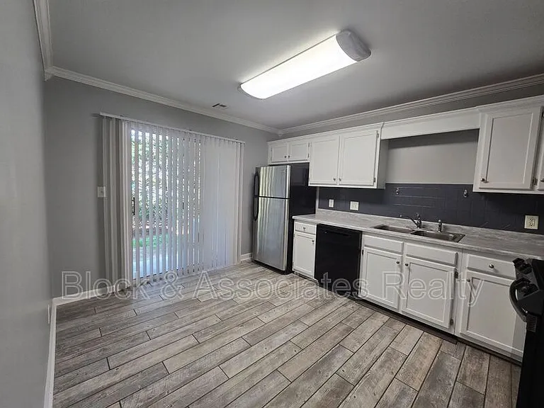 702 Westbrook Ct — Photo 8