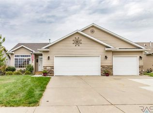 5712 W Oakcrest Dr, Sioux Falls, SD 57107