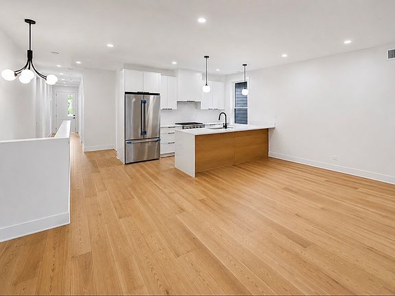 3rd image of 3644 W Cornelia Ave Unit 2