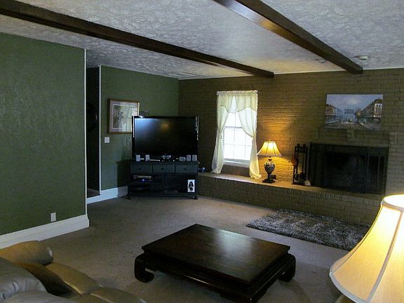 2nd image of 101 Pebble Creek St