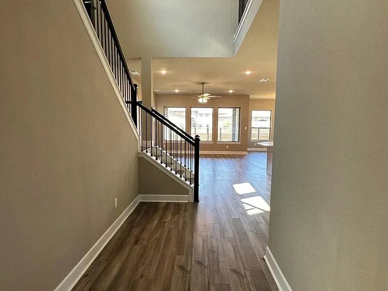 2525 Four Roses Dr — Photo 2