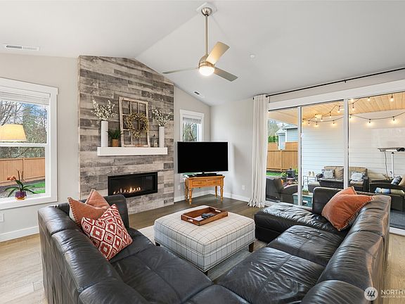 4th image of 2403 12th Street Pl SW