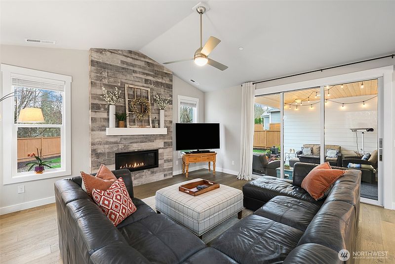 4th image of 2403 12th Street Pl SW