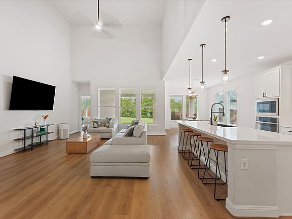 3rd image of 200 Lakeview Dr