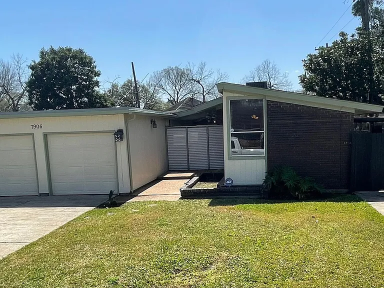 7906 Pecan Villas Dr — Photo 1