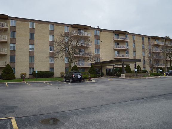 3rd image of 110 W Butterfield Rd APT 402S