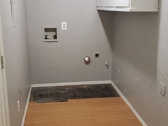 5th image of 1020 Holly Ln
