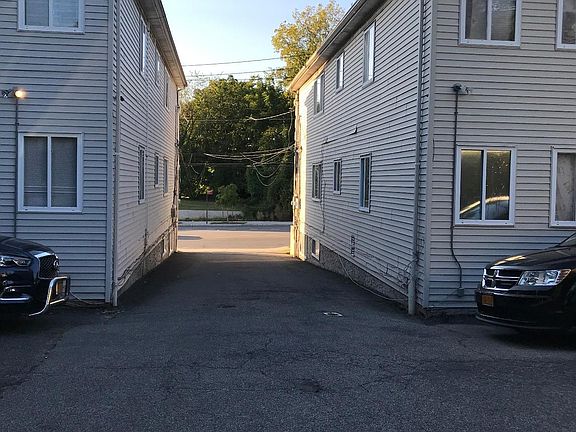 3rd image of 1152 Victory Blvd