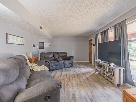 3rd image of 1705 Royalty Ave