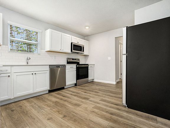 3rd image of 3137 Alder Dr SW