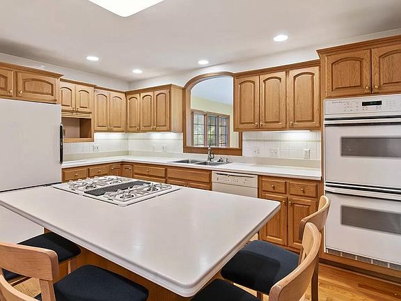 5th image of 250 Carriage Hill Dr