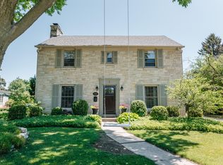 2454 N 96th St, Wauwatosa, WI 53226