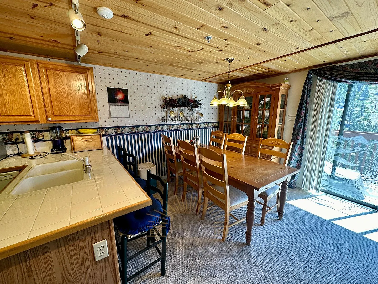 Cozy 2 Bedroom with side lake and Diamond Peak views! - Lease Pending — Photo 4