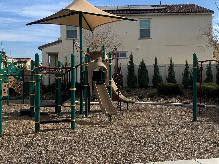 985 W Clover Ave — Photo 11
