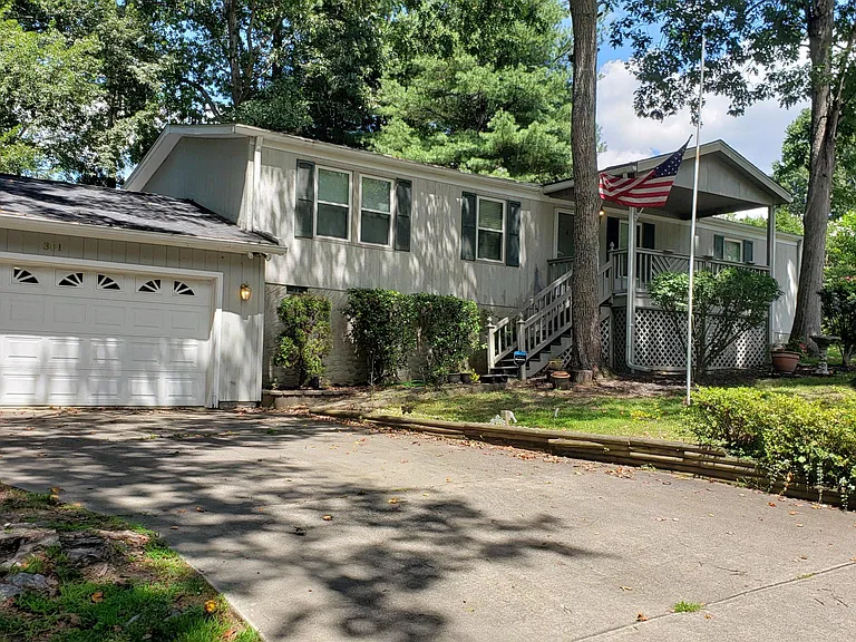 381 Katie Dr — Photo 3