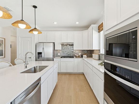 Gorgeous open kitchen, perfect for your inner chef
