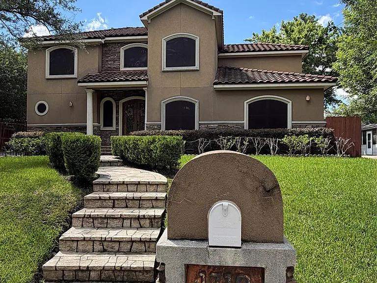 1710 Castlerock Dr — Photo 1