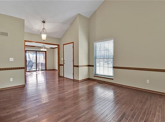 4th image of 617 E 120th St