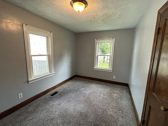 4th image of 821 E Parkland Ave