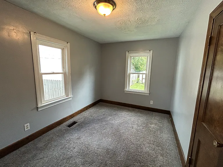 821 E Parkland Ave — Photo 4