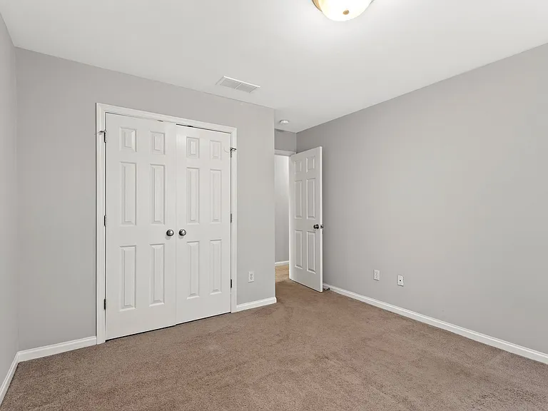 136 Lowell Ct — Photo 16