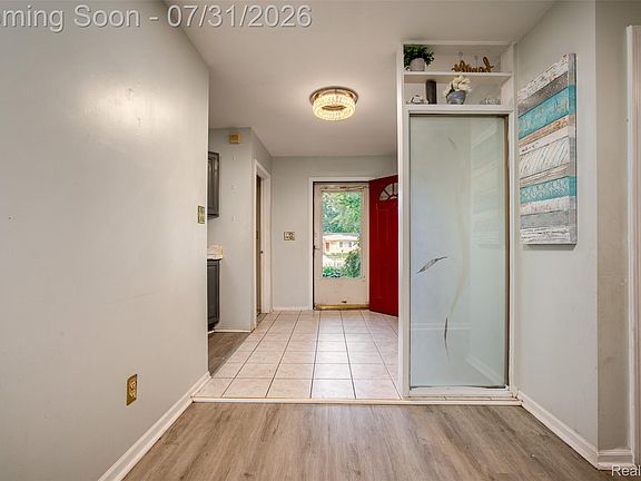 4th image of 26085 Superior Rd