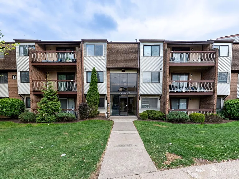 823 Edison Glen Ter — Photo 1