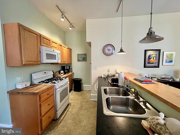 4th image of 129 E Durham St