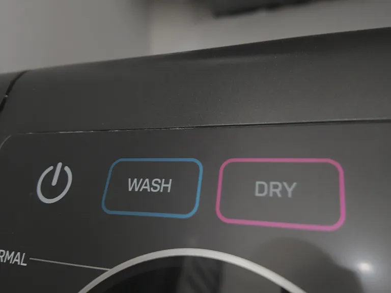 This modern all-in-one washer and dryer combo is perfect for busy lifestyles. Say hello to hassle-free laundry days!