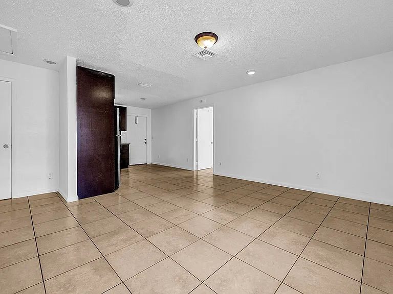 336 NE 12th Ave — Photo 27