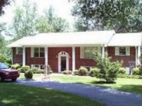 Faylyn Dr, Pfafftown, NC 27040