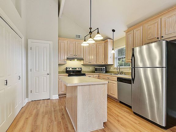 3rd image of 68301 Piney Woods Ln