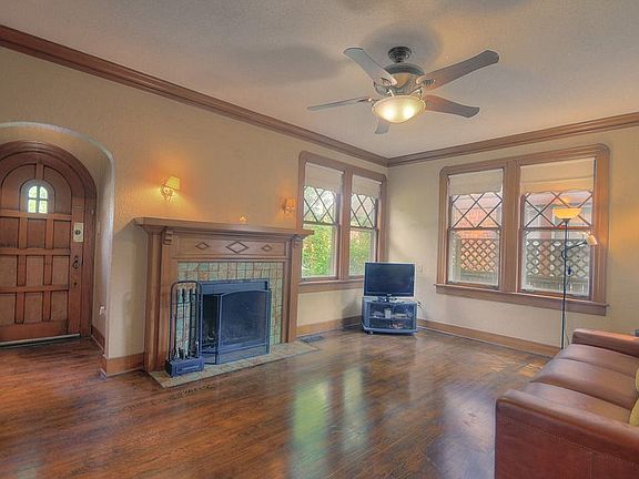 2nd image of 933 N Idlewild St
